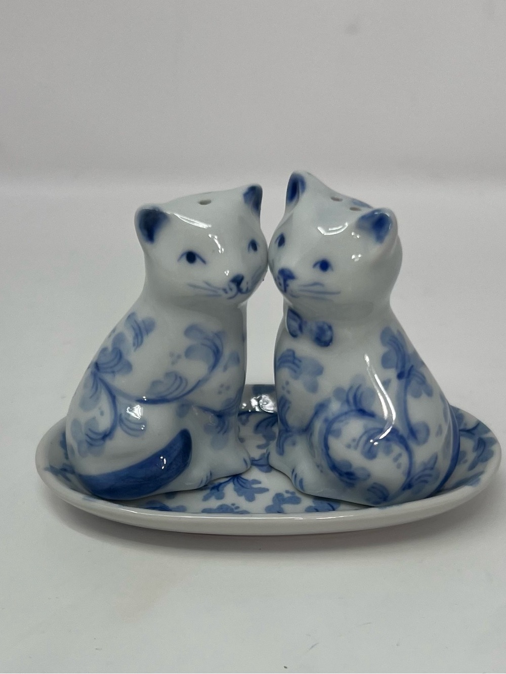 Vintage Andrea By Sadek Porcelain Cats Blue & White Salt Pepper Shakers On Tray